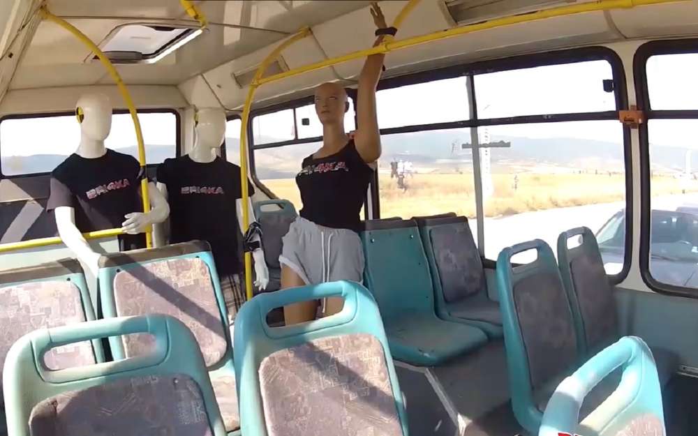 Легковушка врезается в автобус на 208 км/ч (эксперимент)