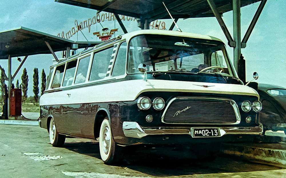 Самым резвым серийным советским микроавтобусом был ЗИЛ-118 и его более поздние версии. Согласно официальным данным, двигатель в 170 л.с. разгонял машину до 120 км/ч. Впрочем, практически такая же максималка была и у массового РАФ-2203.