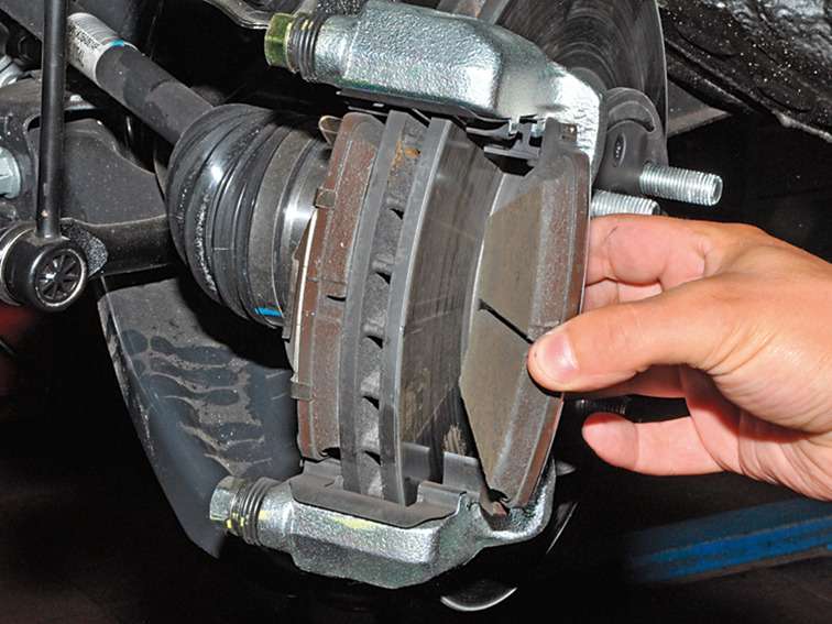 Замена колодок тормозных механизмов передних колес Kia Rio