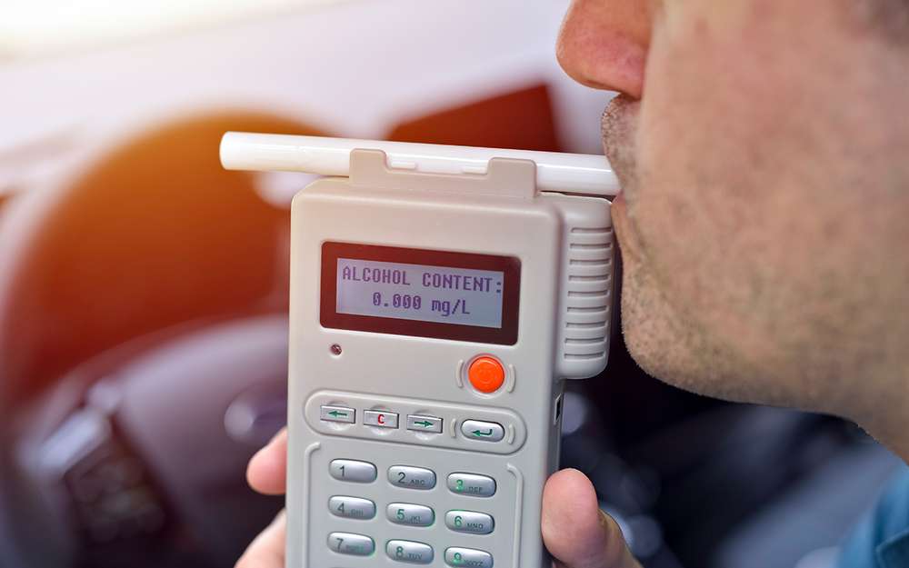 Алкотестеры для самоконтроля: какой не оставит без водительских прав?