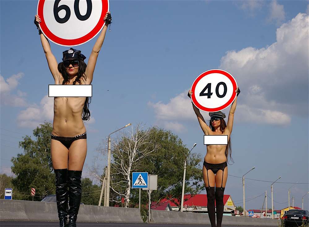 В 2013 году под Нижним Новгородом на трассе M7 провели акцию «Не гони!». Водители охотно снижали скорость. Другого способа нет? Хотя этот по-своему неплох, согласитесь.