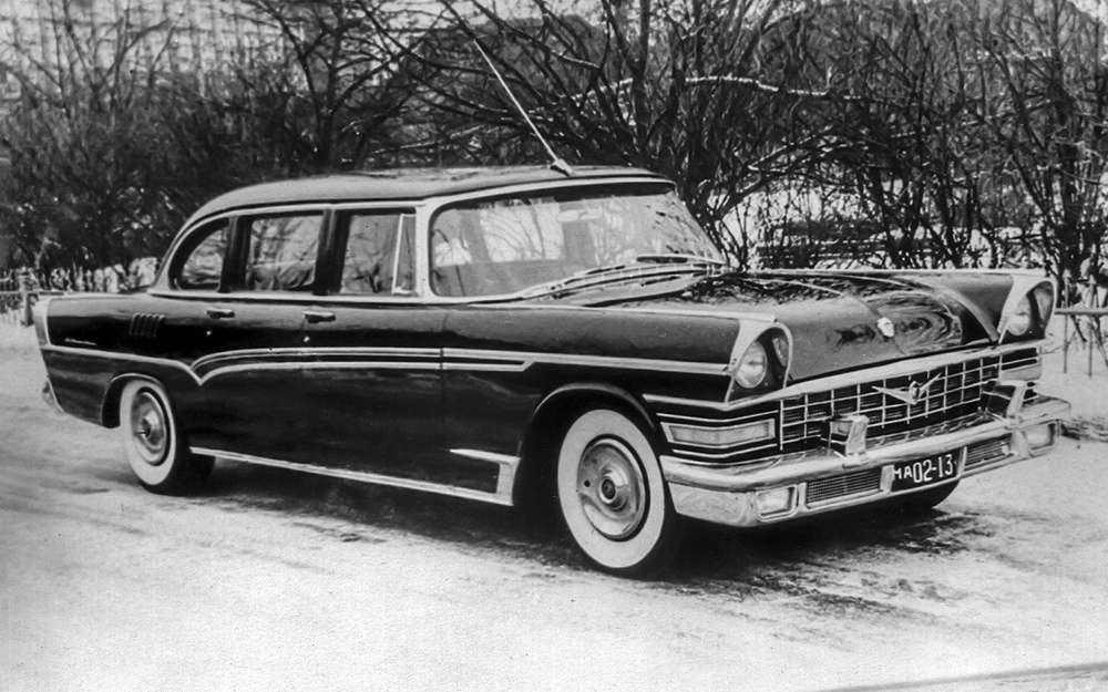 ЗИЛ‑111 лимузин длиной 6137 мм, с колесной базой 3760 мм. Снаряженная масса самая высокая в классе - 2605 кг. По дизайну советский автомобиль очень напоминал американский Packard Patrician 1955 года, а заодно и Чайку ГАЗ‑13 1959 года. В США, да и в Европе такая стилистика в конце 1950‑х годов была уже немодной.