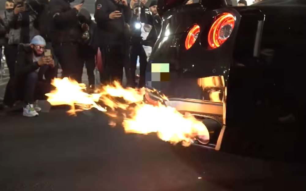 Тюнингованный Nissan GT-R загорелся в центре Лондона (видео)
