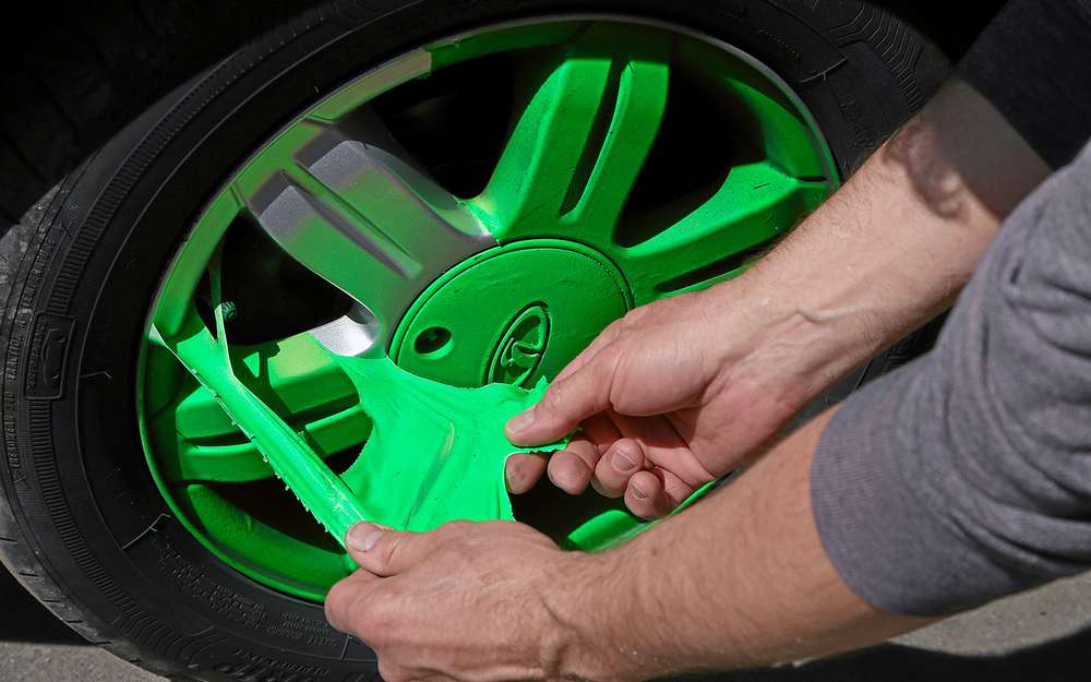 Удалить жидкую резину с фигурной поверхности колеса труднее, чем с капота. Освободить колесо от «зелени» нам удалось за пару минут, при этом пленка слезала частями.