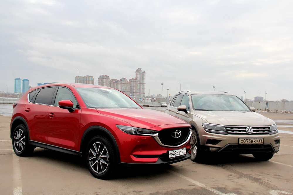 Mazda CX-5 и Volkswagen Tiguan идут по следу