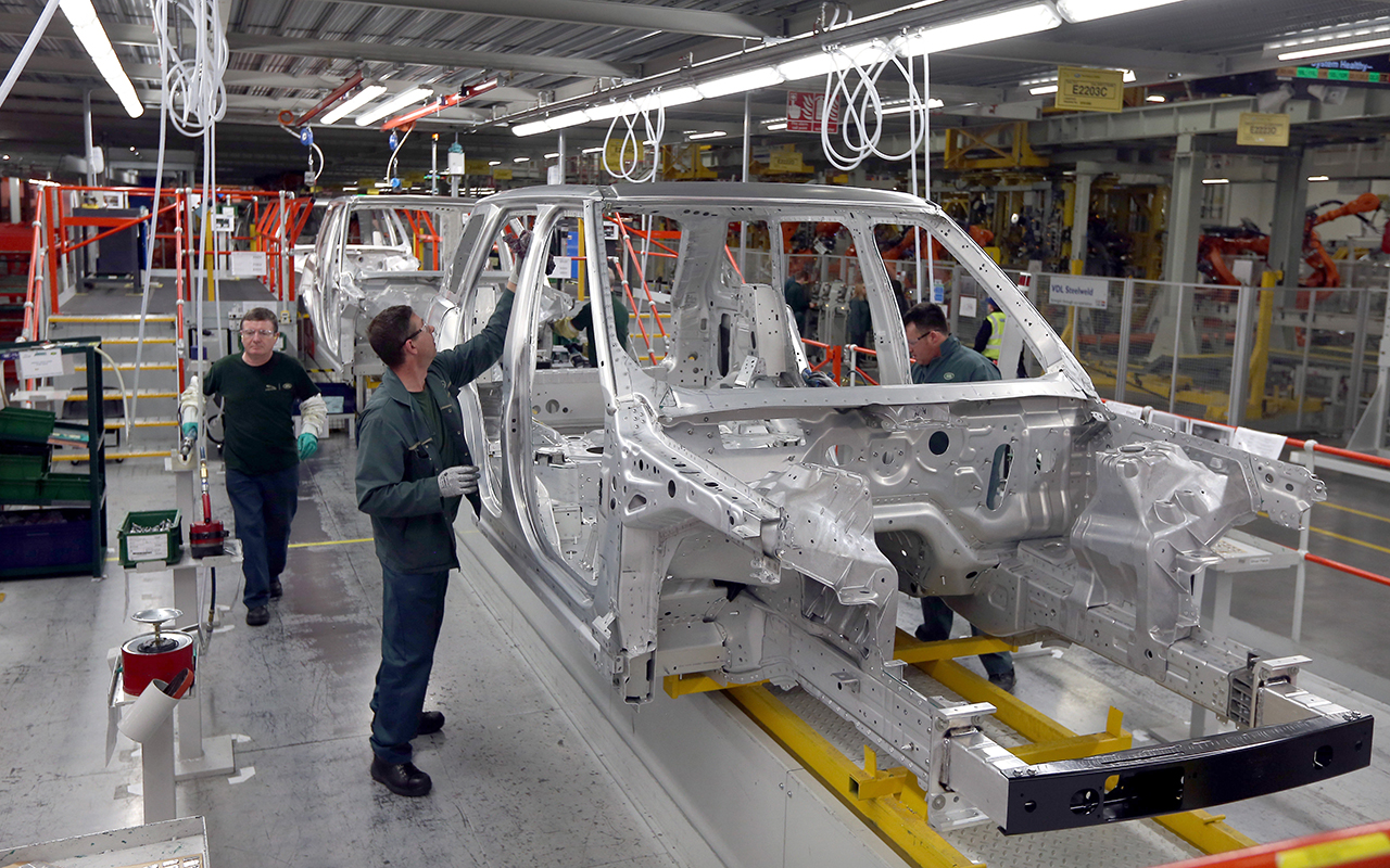 Jaguar Land Rover из-за брекзита увольняет сотрудников и приостанавливает конвейер