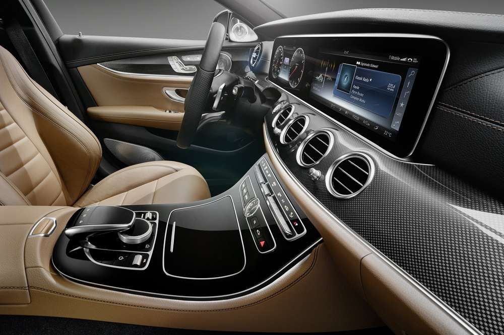 Новый Mercedes-Benz E-класса покажет кино и приборы