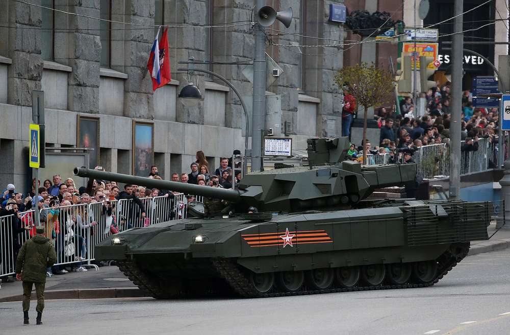 Рогозин объяснил инцидент с танком «Армата»: не ту кнопку нажали