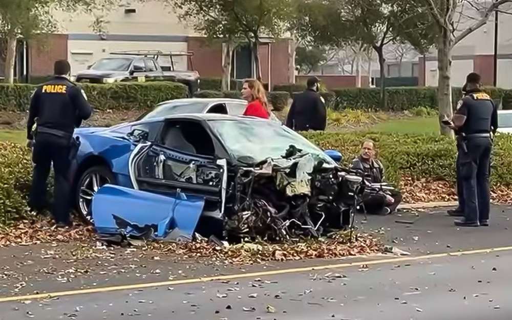 Автомобиль разорвало пополам, а водитель ушел пешком