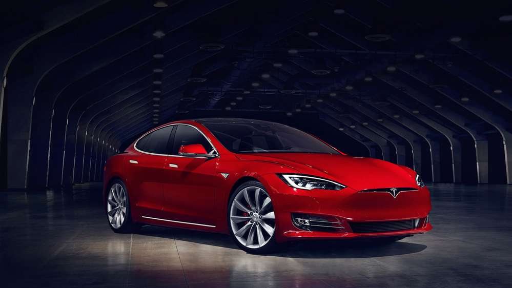 Одинаковы с лица: Tesla Model S «попудрила носик»