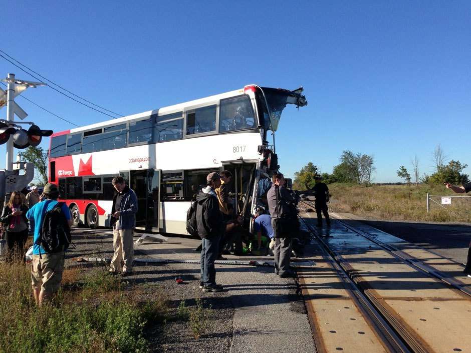 В Канаде городской автобус столкнулся с поездом, есть жертвы (ВИДЕО)