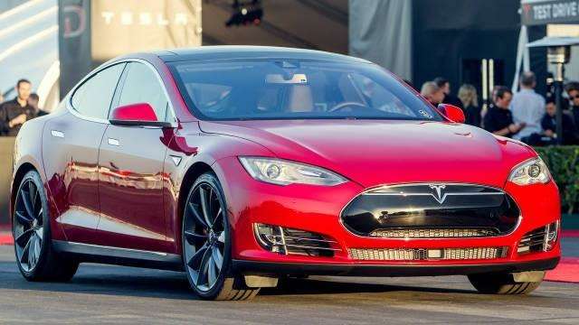 Электролифтбек Tesla Model S получил полный привод и автопилот