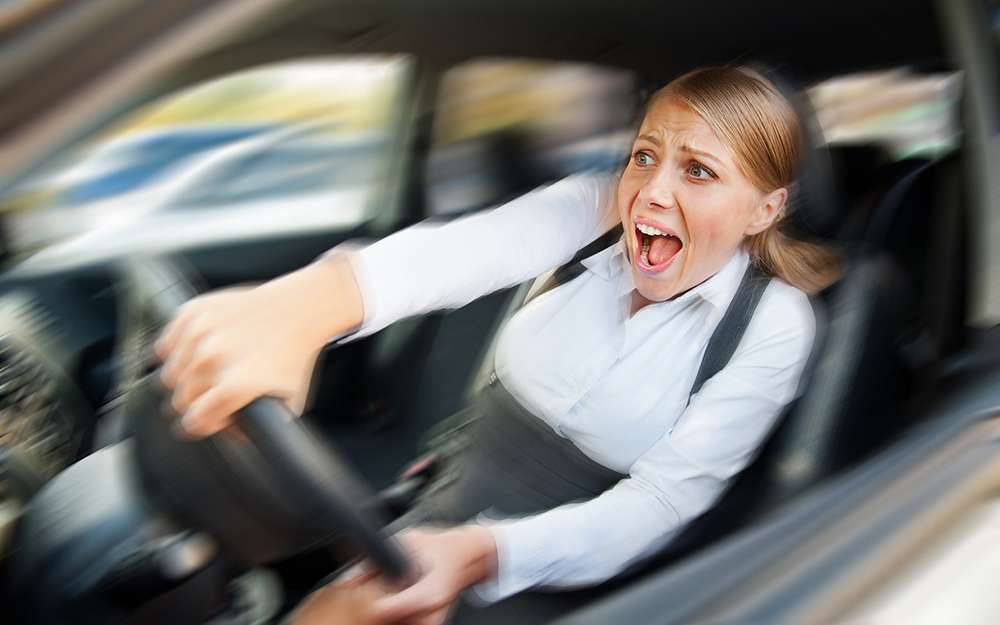 «День без женщин на дорогах» - самое странное поздравление ГИБДД