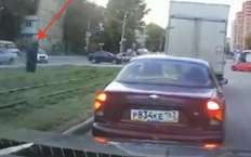 Водитель ловит колесо в считанных метрах от своей машины