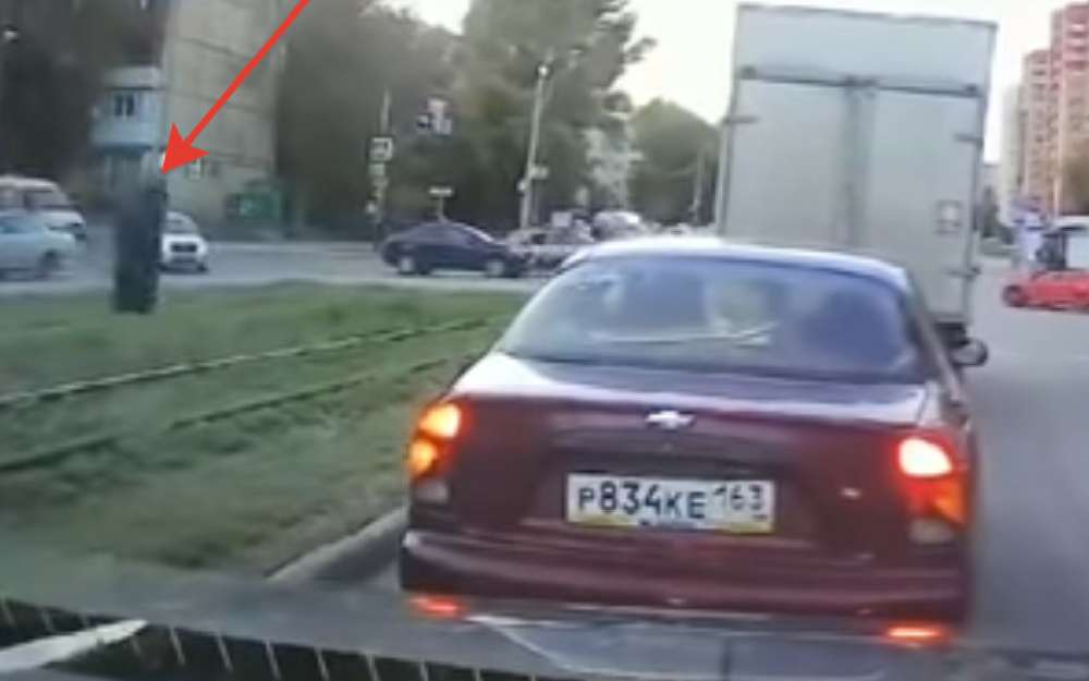 Водитель ловит колесо в считаных метрах от своей машины