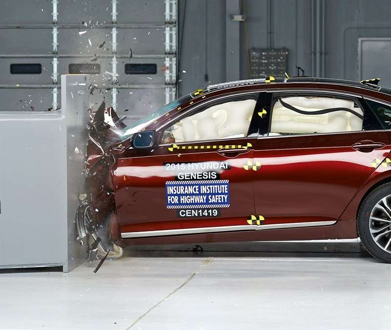 Новый Hyundai Genesis справился с краш-тестом на удар с малым перекрытием