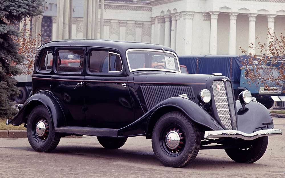ГАЗ-М1 имел совершенно новый по сравнению с ГАЗ-А четырехдверный закрытый цельнометаллический кузов. Впервые в СССР.