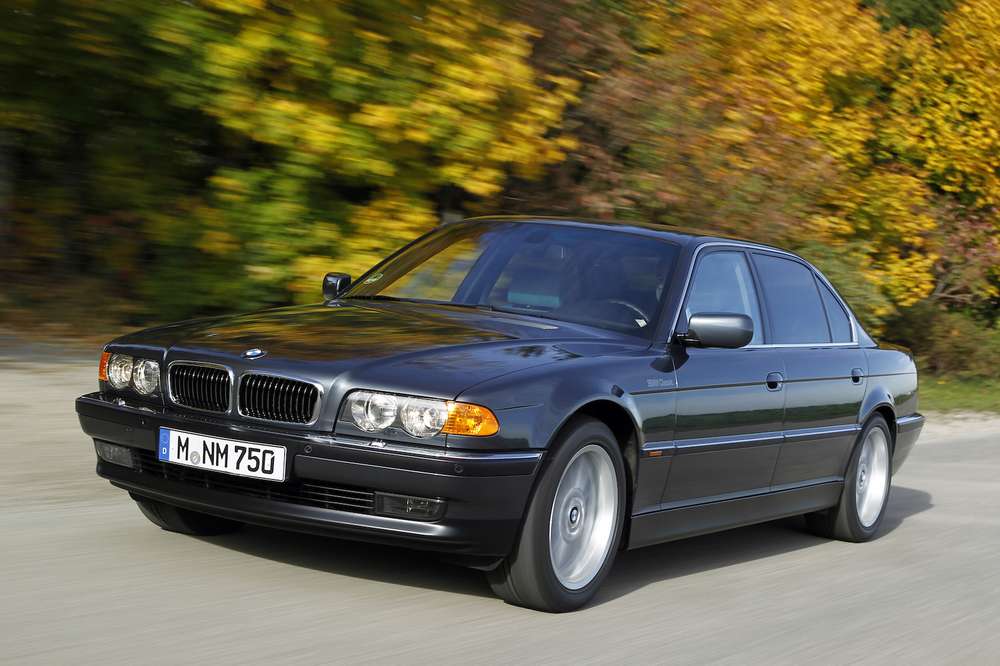 «Семерка» по карману? Новый бюджетный седан против BMW 7-й серии в кузове Е38