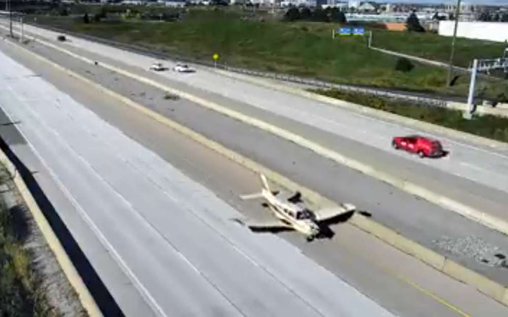 Еще один самолет вдруг сел на шоссе - видео