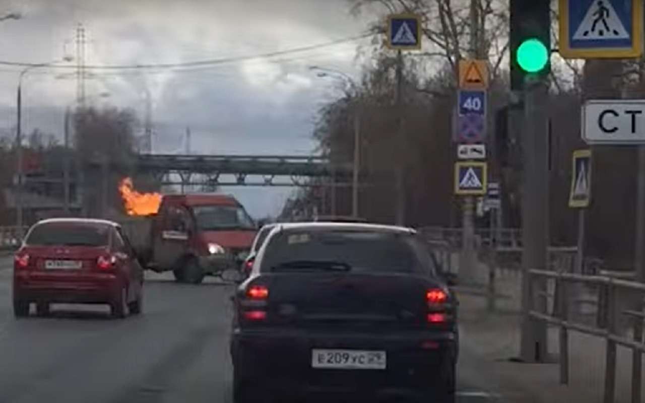 Водитель на горящей машине сам приехал к пожарным (видео)