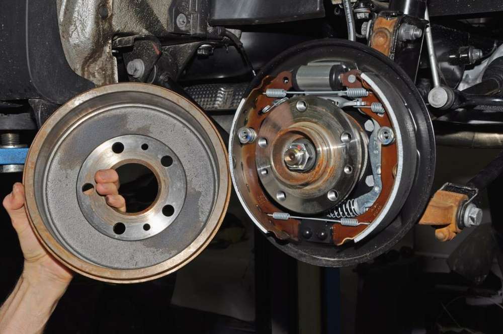Замена колодок тормозных механизмов задних колес Renault Duster