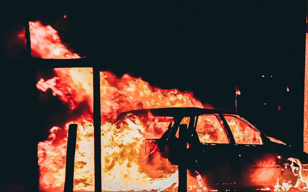 Переиграли: организаторы квеста чуть не спалили машину вместе с пассажирами