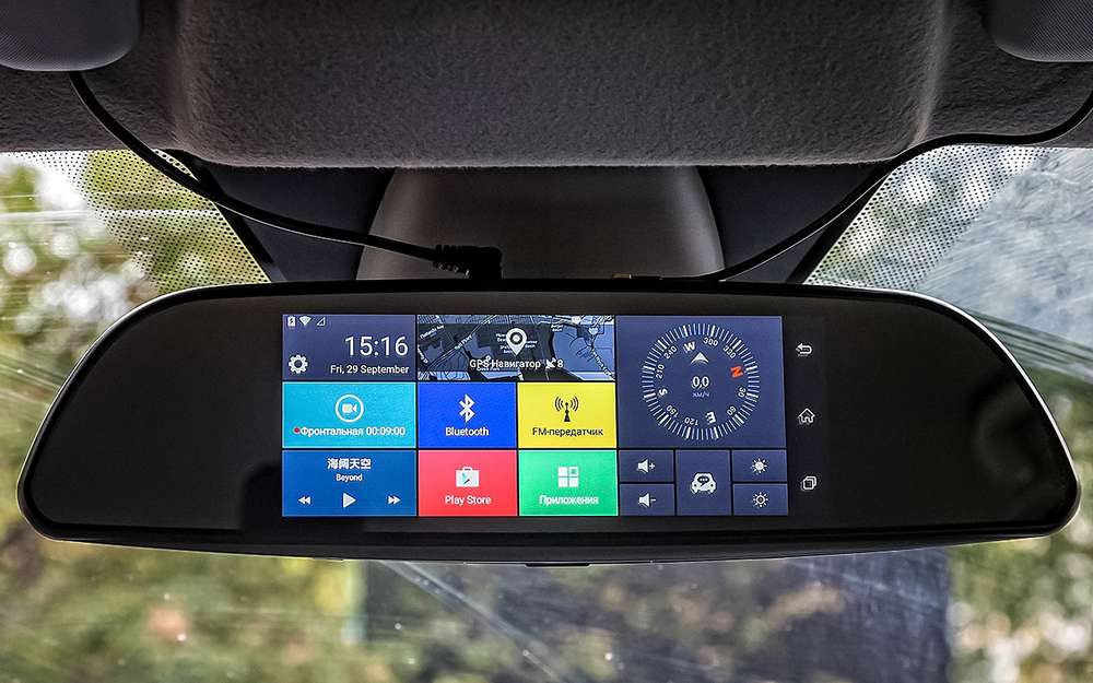 В Parkcity DVR HD 900 собраны все полезные для водителя функции: Bluetooth для разговоров по телефону, FM-трансмиттер, двухканальный видеорегистратор, камера заднего вида, навигатор и база камер фиксации нарушений. Причем последние два могут быть любого разработчика по желанию владельца.