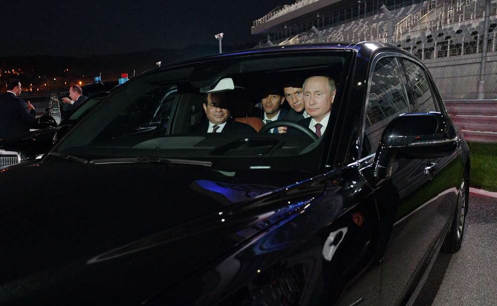 Владимир Путин сел за руль седана Аурус Сенат