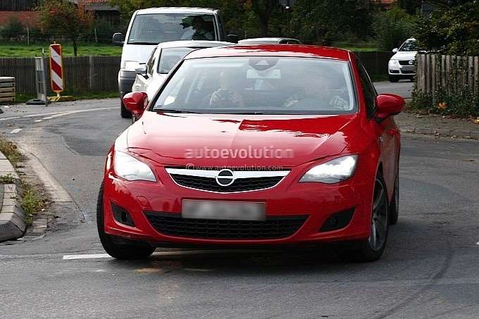 Трехдверный Seat Leon замаскировали под Opel Astra