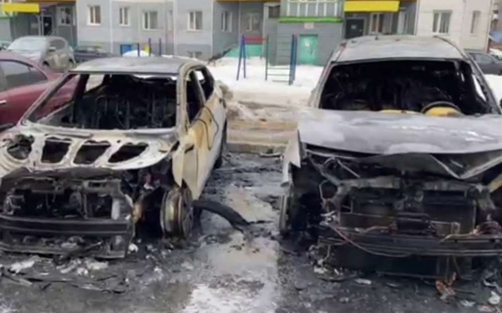 Мужчина из ревности спалил четыре автомобиля