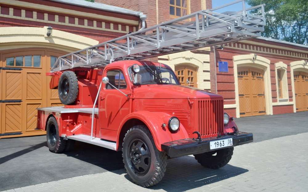 Пожарных машин на базе ГАЗ-51, в том числе лестниц АЛ-17, в разных уголках страны было довольно много. Кстати, они и сохранялись лучше иных модификаций: пробеги - маленькие, а уход - хороший.