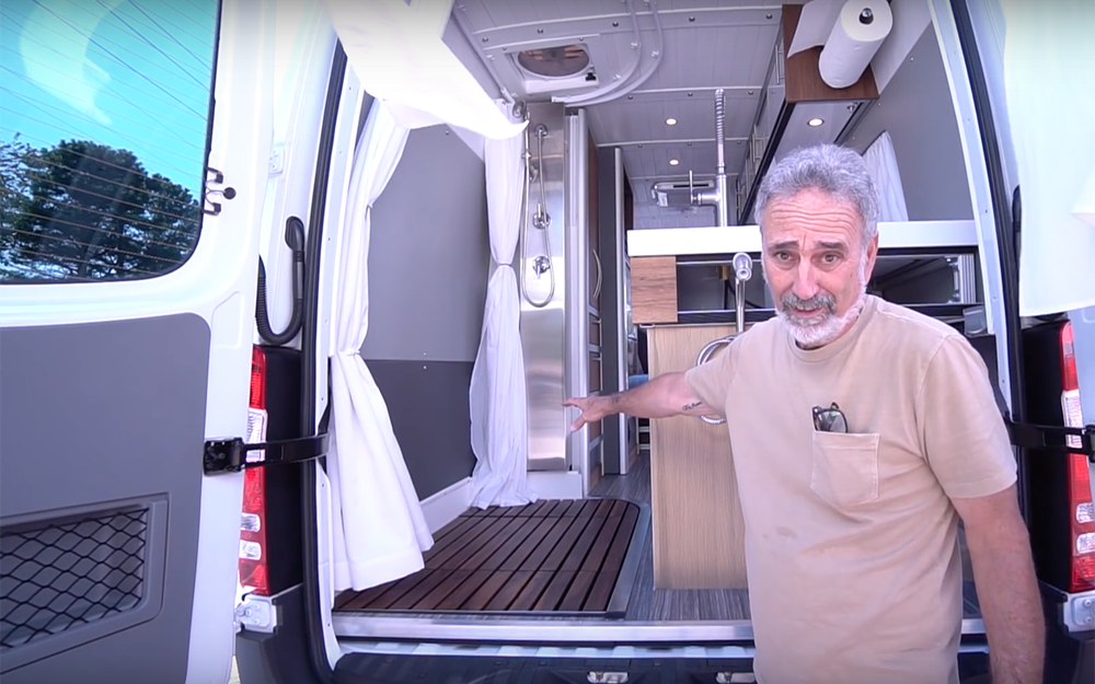 Пенсионер-креативщик создал кемпер с гигантской душевой кабиной