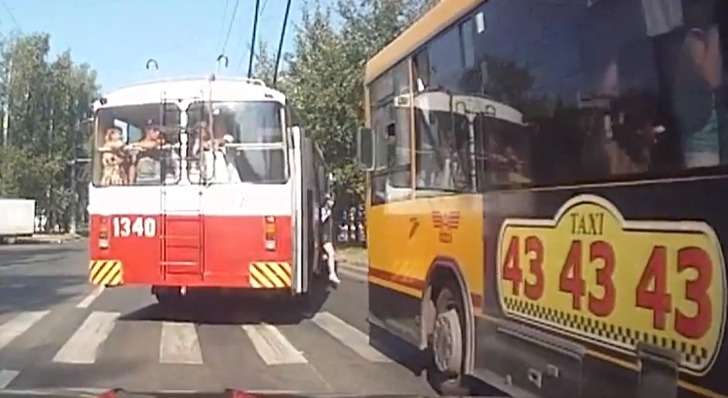 Водители автобуса и троллейбуса устроили гонку, позабыв про пассажиров