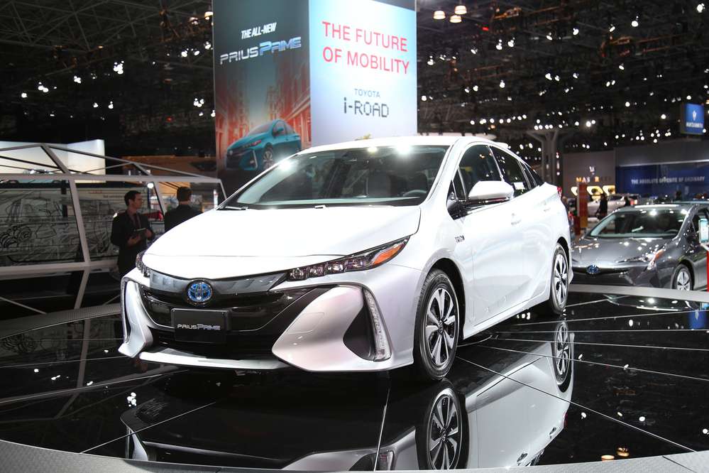 Toyota все-таки дотянула Prius до розетки