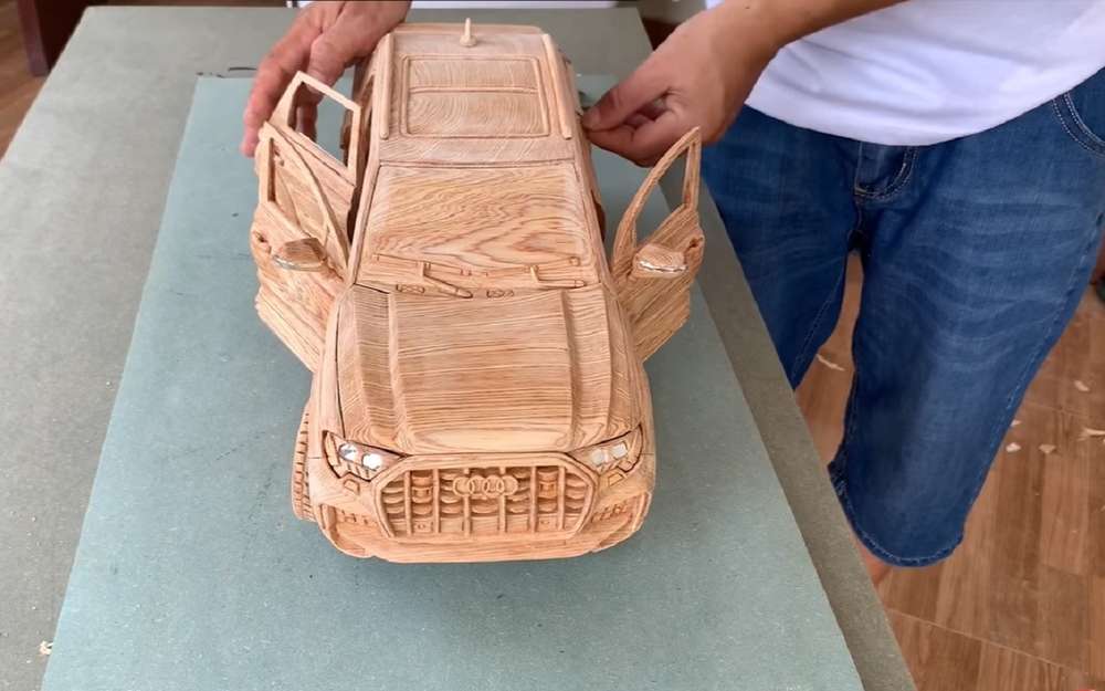 Детальную копию Audi Q7 вырезали из дерева