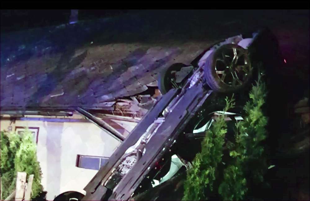 Автомобиль приземлился на крышу здания. Это спасло жизнь водителю и пассажирам