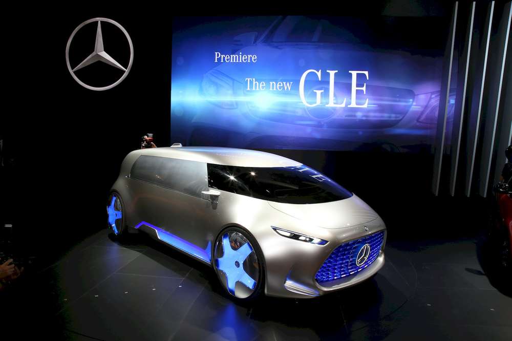 Mercedes-Benz посадил молодежь на беспилотный минивэн (ФОТО)