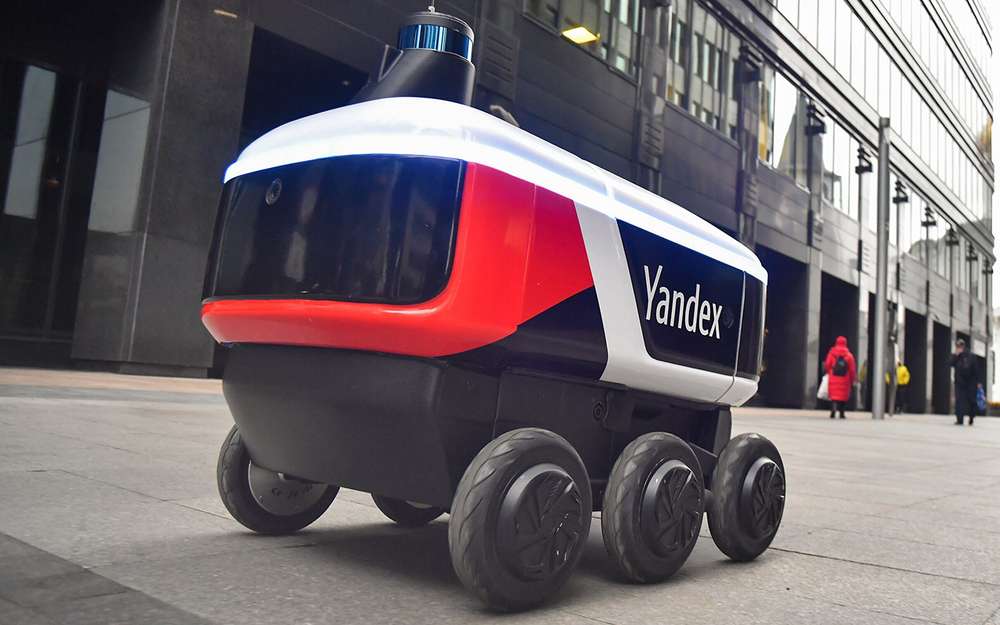Робот-курьер Яндекса встретился с суровой реальностью - смотрим, как он себя поведет