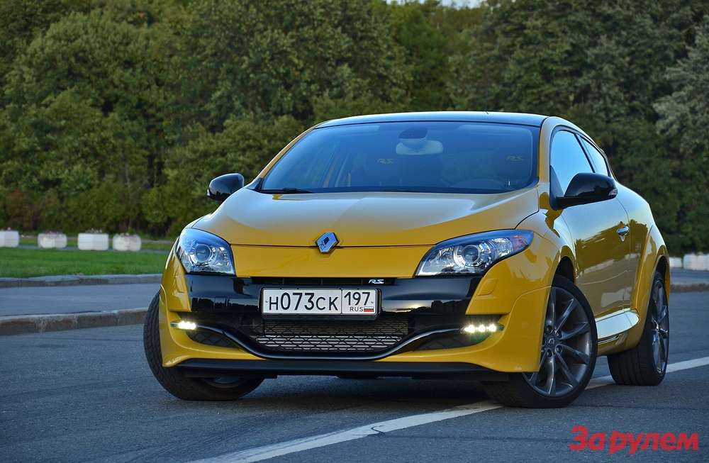 В России Renault Megane RS продается по цене от 1,155 млн рублей. Версия Renault Megane RS Cup с межколёсным дифференциалом повышенного трения 