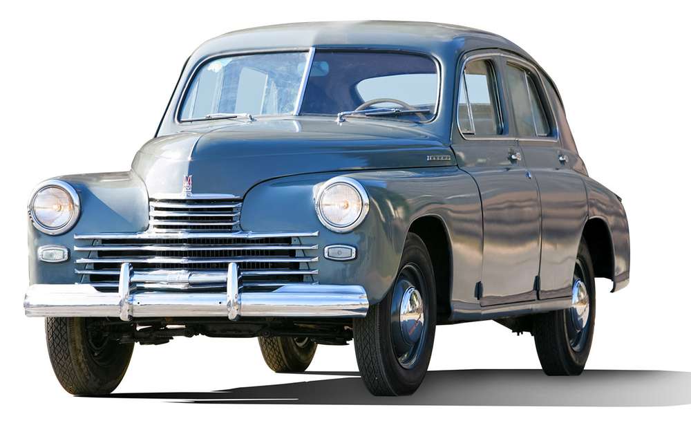 То, что основной точкой опоры при создании Победы послужил немецкий Opel Kapitän 1938 года, известно давно. С ним и с предыдущей моделью ГАЗ‑11-73 сравнивали Победу в ходе испытаний. Однако во внешности Победы от Опеля нет практически ничего. У немецкой машины более развитые крылья, запасное колесо хранилось в футляре снаружи - на крышке багажника. Разве что сужающиеся капоты так называемого аллигаторного типа были похожи, но это общая тенденция тех лет.