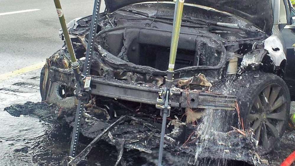 NHTSA начало расследование причин возгораний Tesla Model S