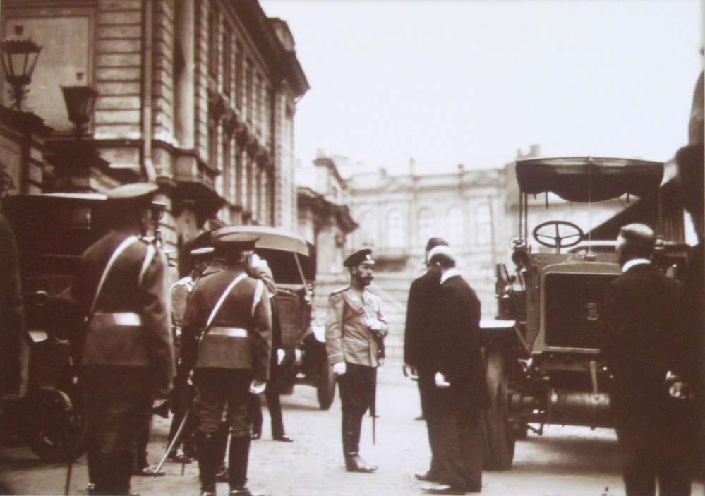 Николай II осматривает экспозицию грузовиков на IV Международной выставке, устроенной Императорским российским автомобильным обществом в Михайловском манеже с 5 по 19 мая 1913 года. Дата съемки - 15 мая.