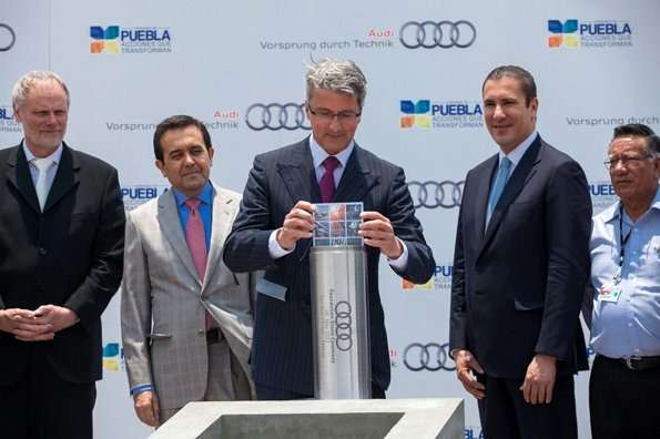 Глава Audi Руперт Штадлер на церемонии закладки первого камня завода в Мексике.