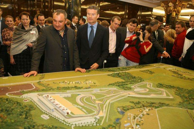 Презентация продолжилась вечером в The Ritz Carlton, где общественности был представлен макет автодрома Moscow Raceway.
