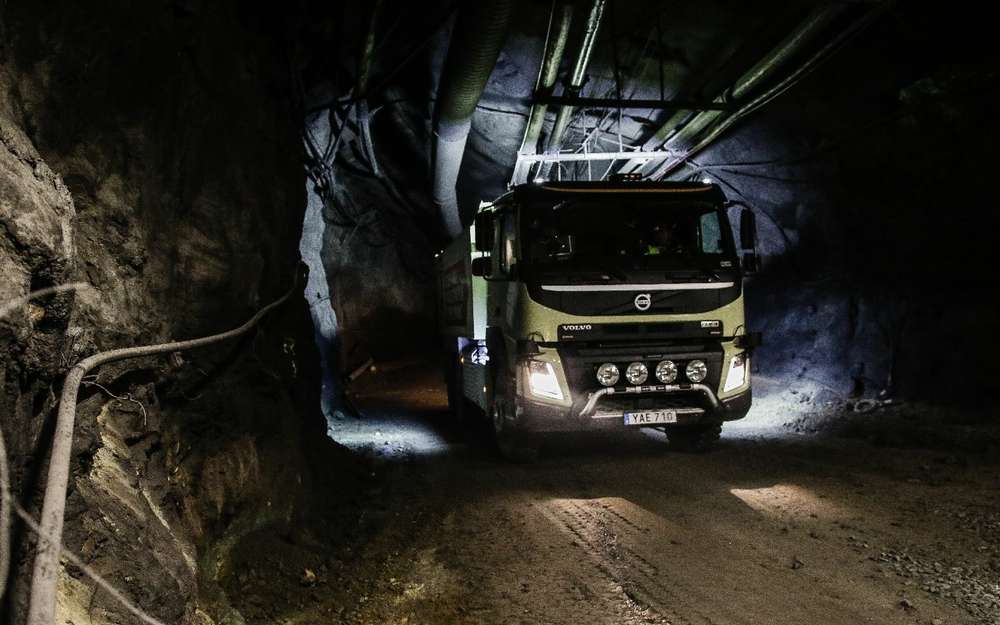 Новый триллер от Volvo: топ-менеджера подставили под грузовик!
