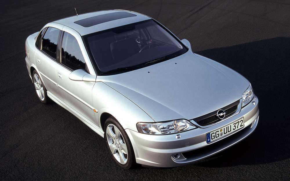 Пока мы окончательно не перебрались в нынешний век, предлагаю вспомнить седан Opel Vectra B, дебютировавший в 1995 году и продержавшийся на конвейере до весны 2002-го. Несмотря на то, что в свое время великий и ужасный Джереми Кларксон включил этот автомобиль в свой список «13 худших автомобилей последних двадцати лет», Vectra B играет в нашей подборке роль одного из красавчиков. Просто посмотрите на интеграцию боковых зеркал. До сих пор никто из автопроизводителей не придумал ничего изящнее!