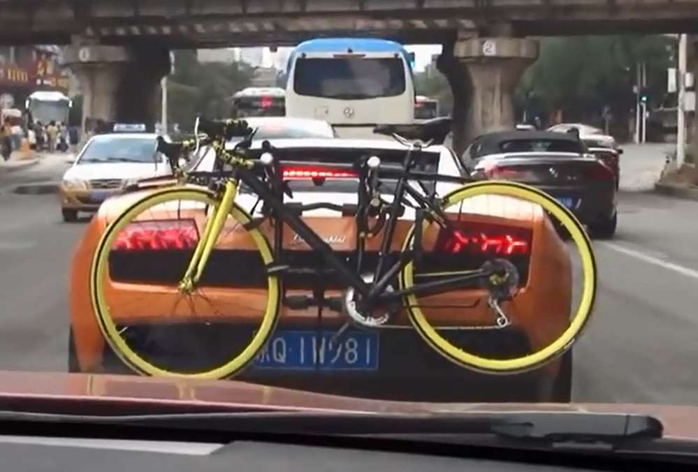 Lamborghini используют для перевозки велосипедов (ВИДЕО)