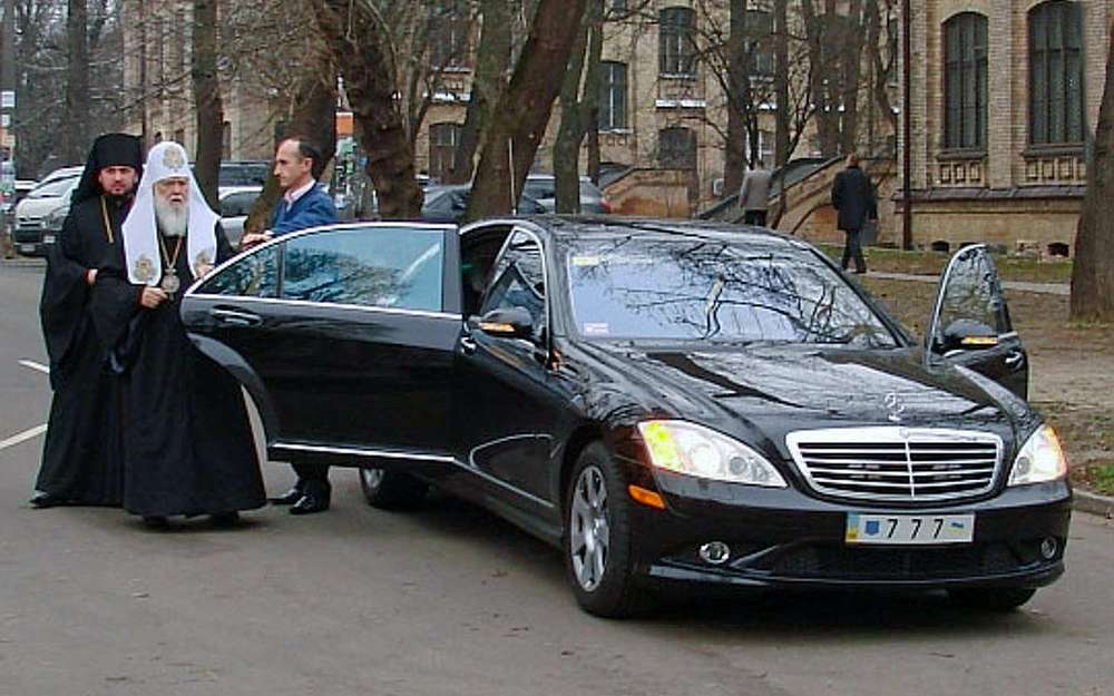 Украинские священнослужители не отстают от российских. Патриарх Киевский и всея Руси-Украины, глава УПЦ КП Филарет в качестве транспортного средства использует Mercedes-Benz S-класса.