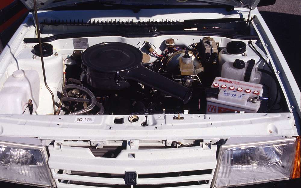 Двухсекционный двигатель мощностью около 140 л.с. под капотом «девятки».