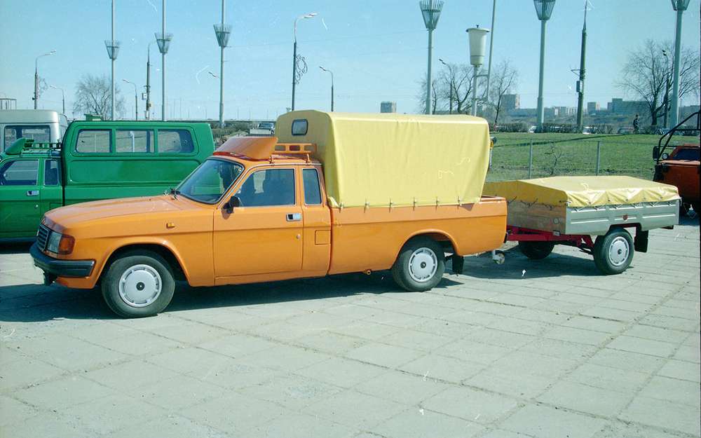 ГАЗ-2304 Бурлак - пикап на базе Волги ГАЗ-31029 предназначали уже, конечно, и частникам. В 1993-1995 гг. машины в разных вариантах испытывали и показывали на выставках. Но спрос на Волги был столь высок, что пикапу просто не нашлось места. Гораздо позднее небольшая фирма делала грузовую Волгу по имени Трофим, но уже совсем иной конструкции.